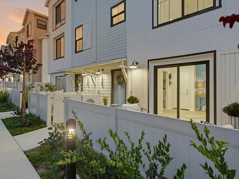 2528 Delphinium Ln