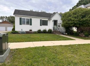 523 E 1st St, Sumner, IA 50674