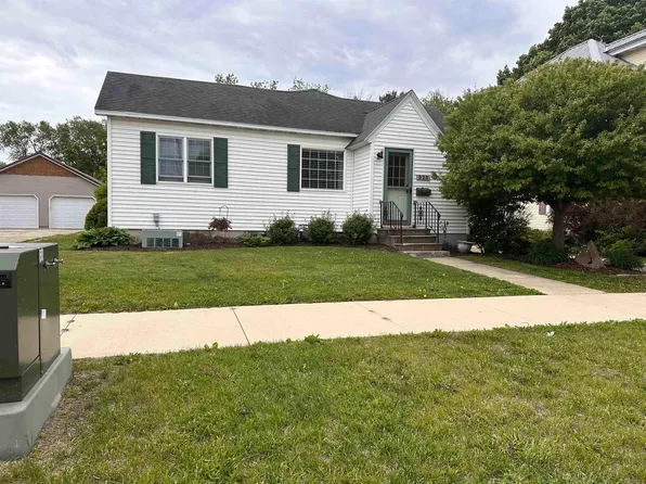 523 E 1st St, Sumner, IA 50674