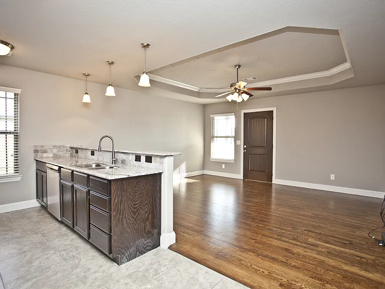902 SW Crownview St — Photo 4