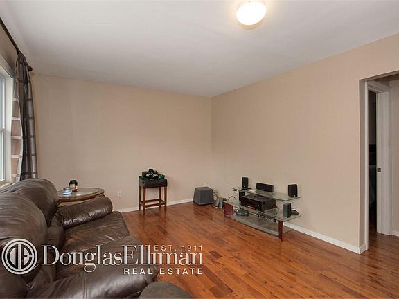 3rd image of 246 Brookhaven Ave