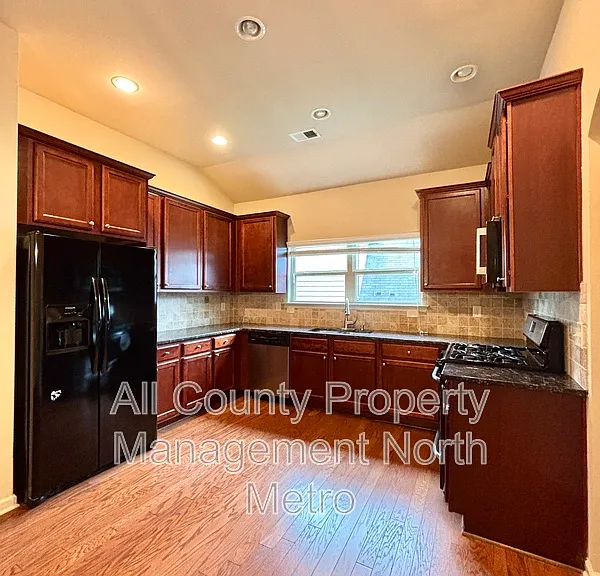 421 Parkstone Dr — Photo 3