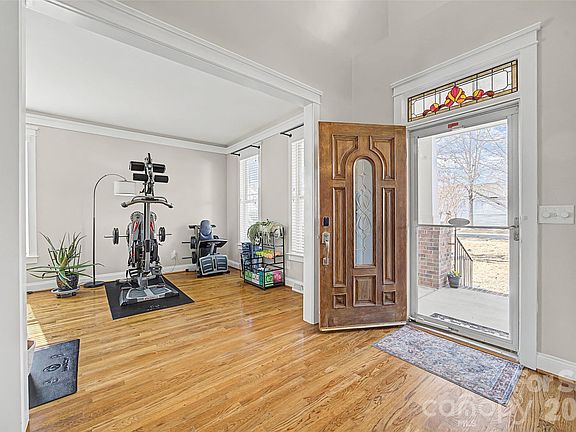 3rd image of 1044 Hunters Run Dr