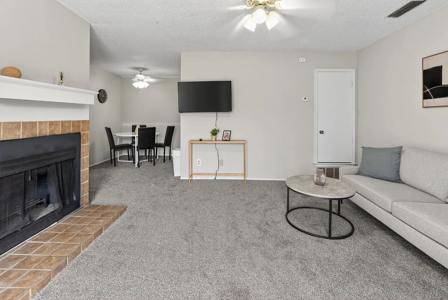 2 bed, 2.0 bath, 9515 sqft, $1,614 — Photo 4