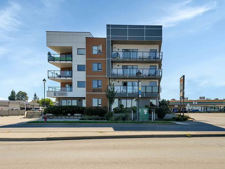 2036 Island Hwy S — Photo 24
