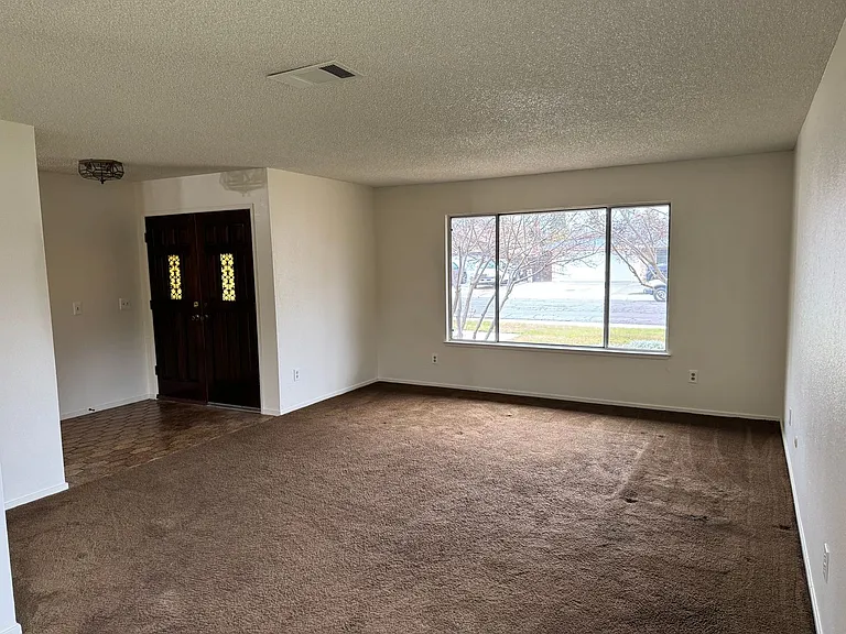 1586 Hawthorne Dr — Photo 2