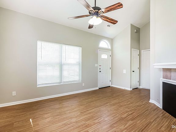 4th image of 611 Willow Brook Dr