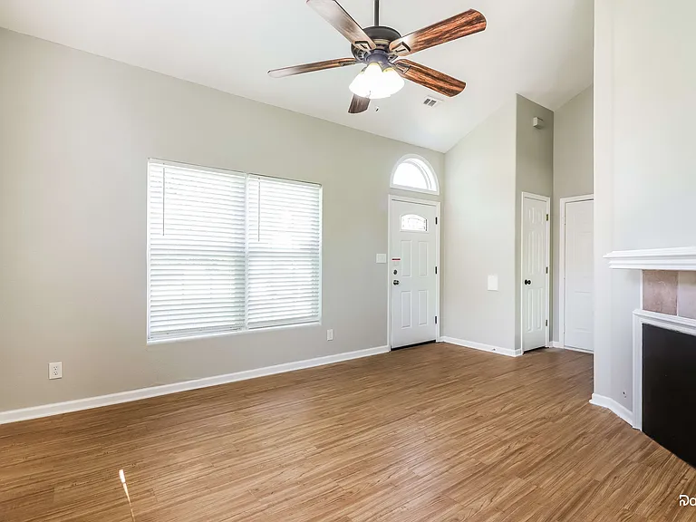 611 Willow Brook Dr — Photo 4