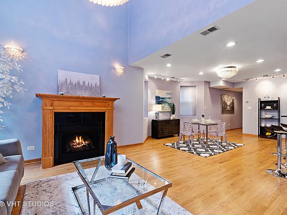 5th image of 2107 W Montrose Ave