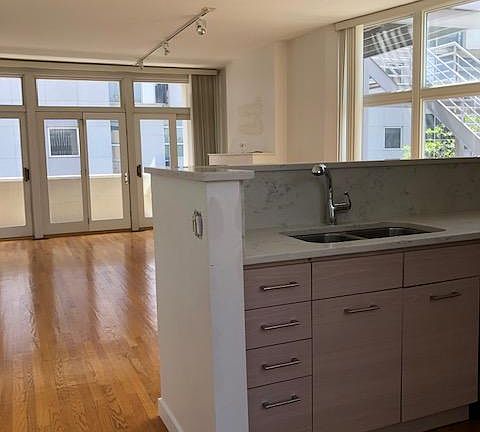 3rd image of 943 W Huron St Unit G