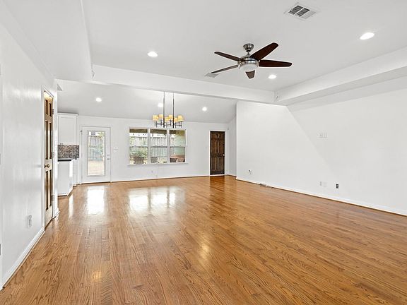 4th image of 1526 Adkins Rd