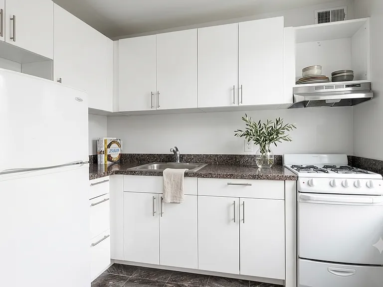207 E 30th St #3E — Photo 2