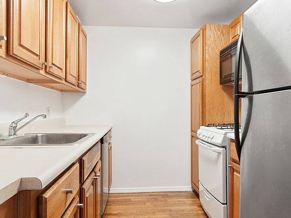 3rd image of 360 W 28th St APT 1C