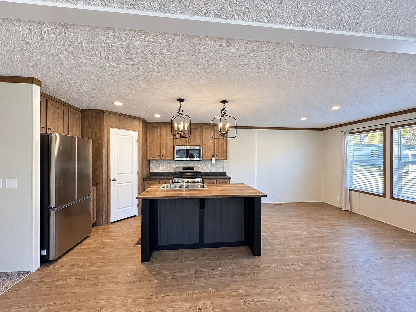 Large Kitchen Island! — Photo 3