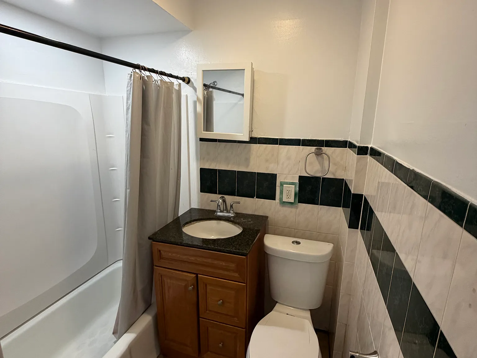 4 bed, $3,600 — Photo 1