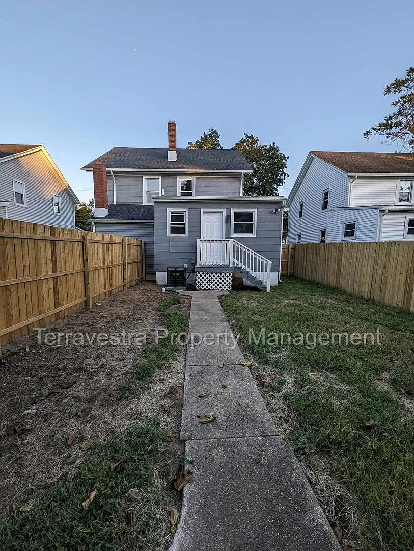 310 W Powell St photo 1
