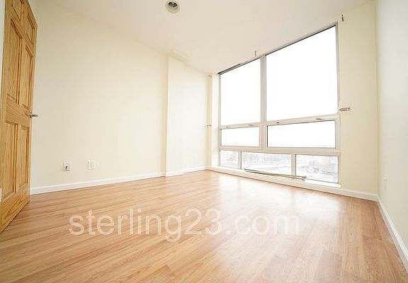 4th image of 25-15 Crescent St #501