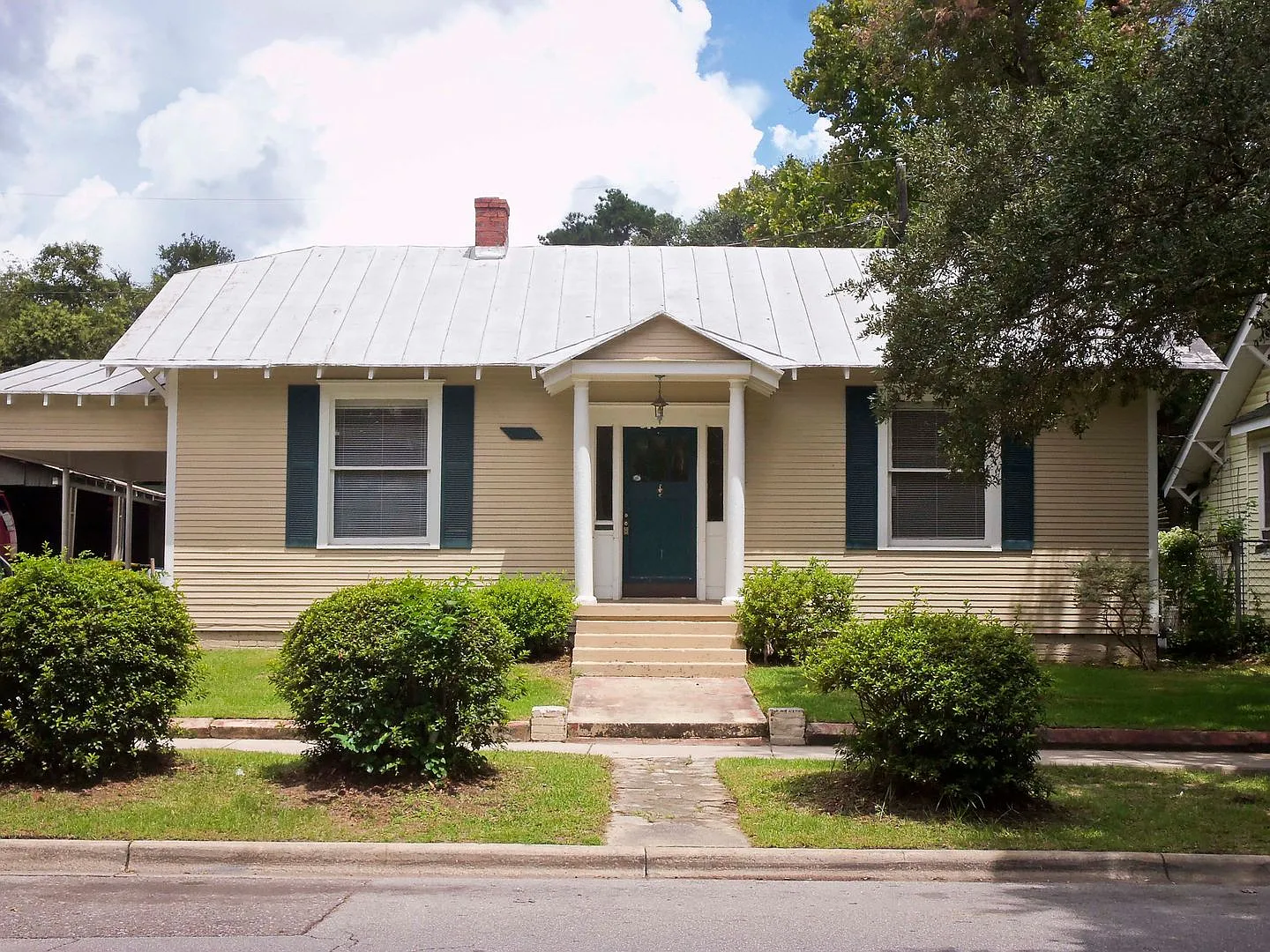 Hassle-Free Move-In No Deposit + First Month Free! Three Bedroom Home Near Daffin Park — Photo 1