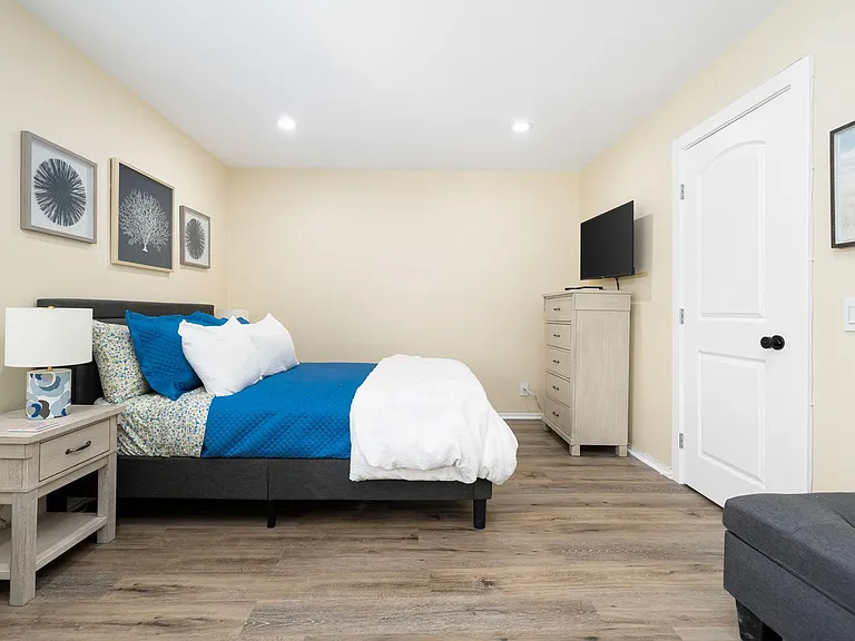 Guest bedroom.