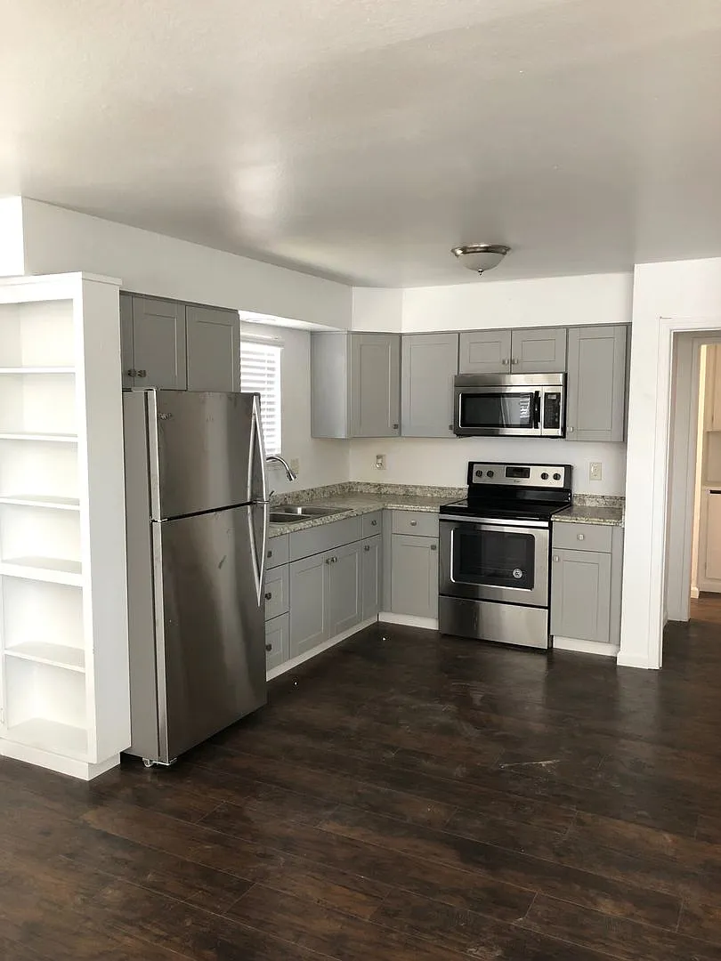 Locust Apartments — Photo 1