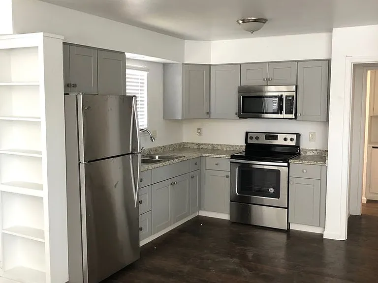 417 E Locust St — Photo 1
