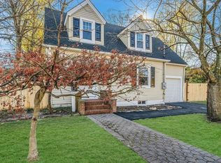 26 Benjamin St, Bay Shore, NY 11706