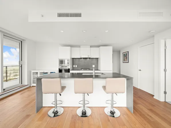 8555 Granville St #1808, Vancouver, BC V6P 0C3