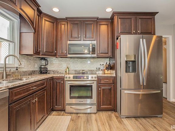 2nd image of 9819 Cove Ct