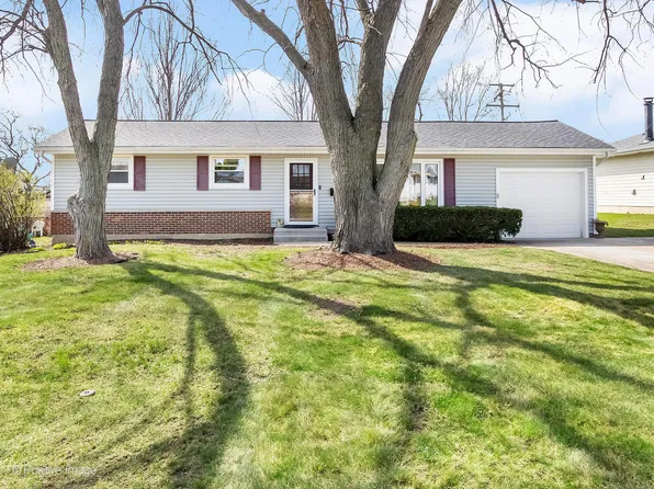 390 Arrowhead Trl, Carol Stream, IL 60188
