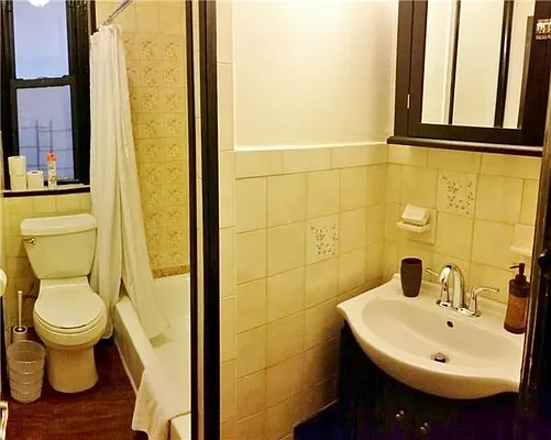 Sold by R New York | media 10