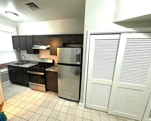 331 E St NE Photo 1