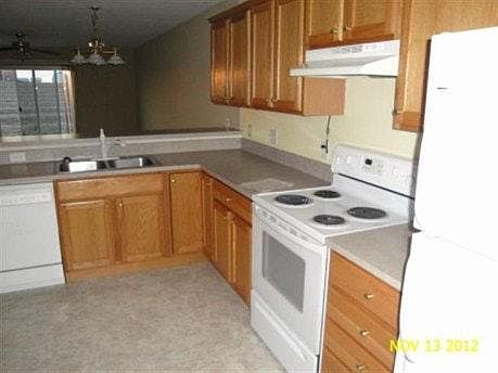Large Kitchen with lots of cabinets