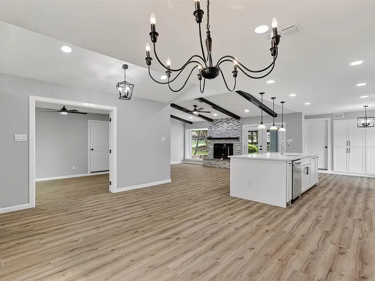 3204 Greenbriar Ln — Photo 3