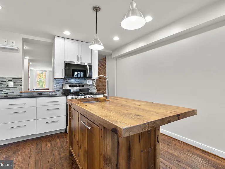 112 E Randall St — Photo 16