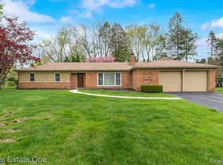 1637 Northumberland Dr, Rochester Hills, MI 48309