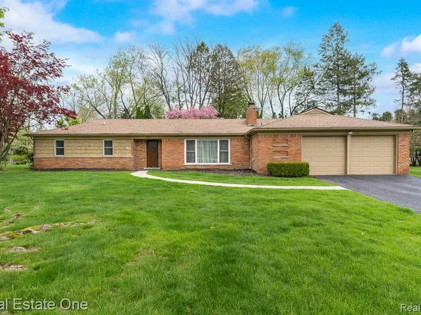 1637 Northumberland Dr, Rochester Hills, MI 48309