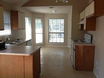 3rd image of 802 Cornfield Dr