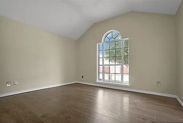 827 Cornell Ln — Photo 6