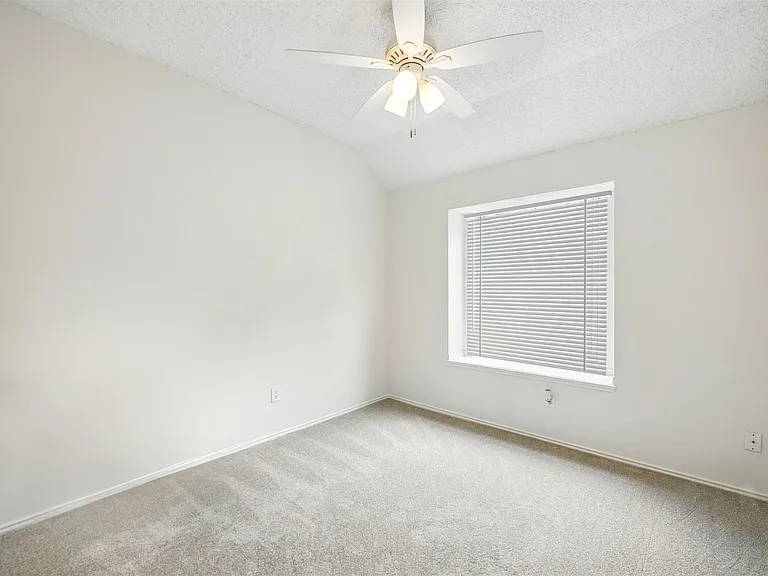 2296 Grandview Dr — Photo 12