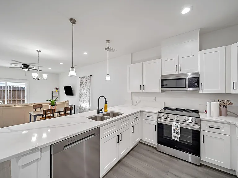 4011 King St — Photo 1