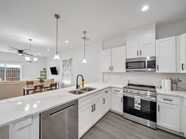 4011 King St, Houston, TX 77026