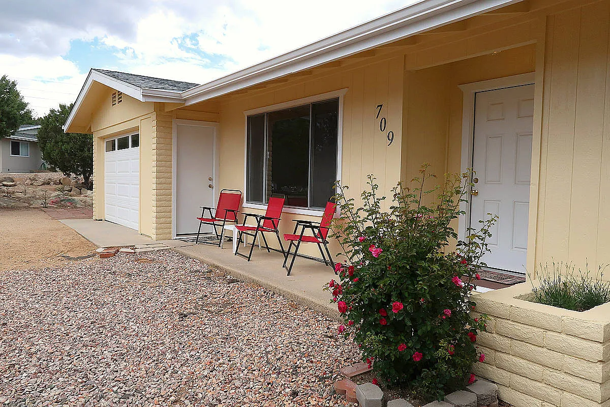Building Photo - 709 Solano Dr