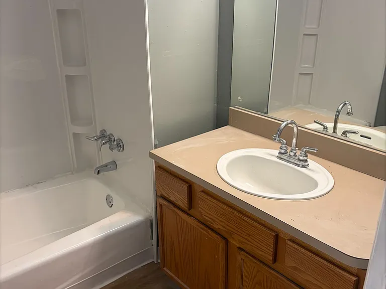 813 Chatham Dr — Photo 3