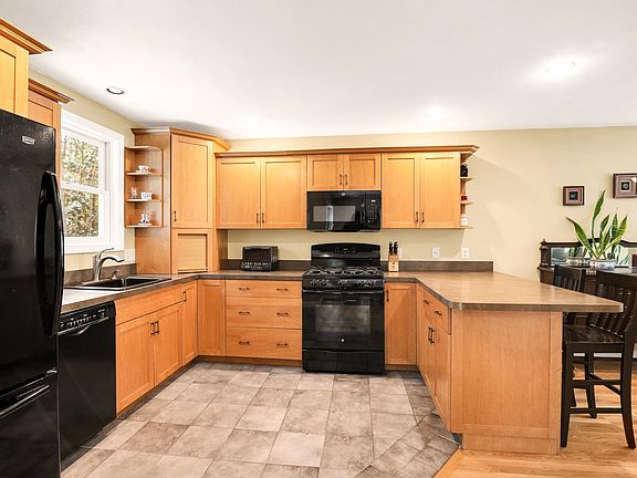 3rd image of 12 Isabelle Lane