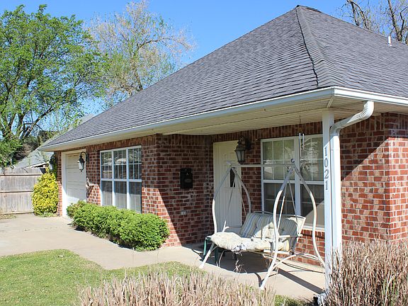 3rd image of 1021 E Pfendler Ave