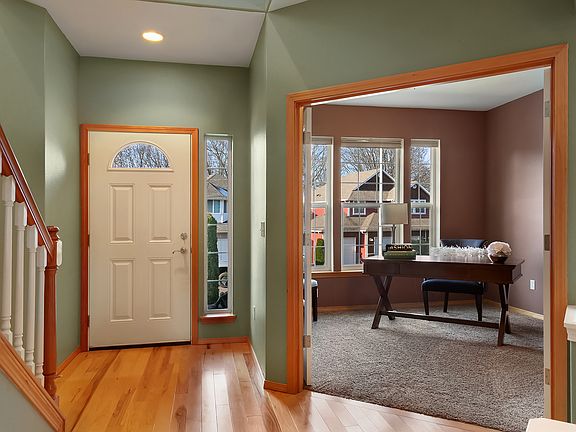 Entryway is open & inviting
