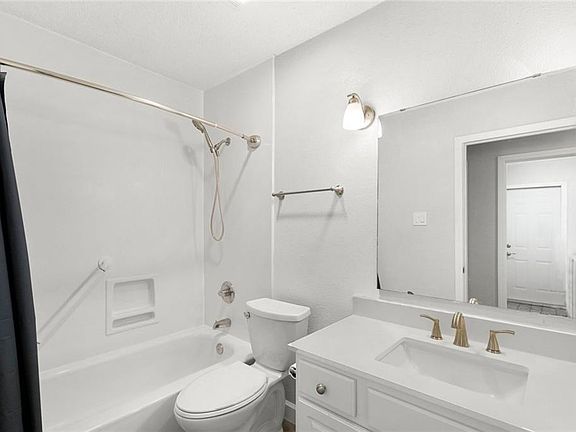 4th image of 204 Sugarpine Dr