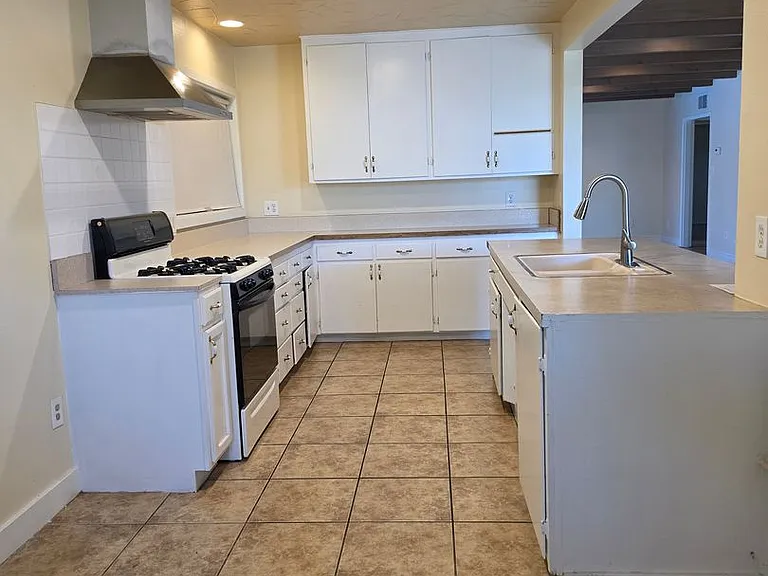 540-570 S Highland Dr — Photo 7