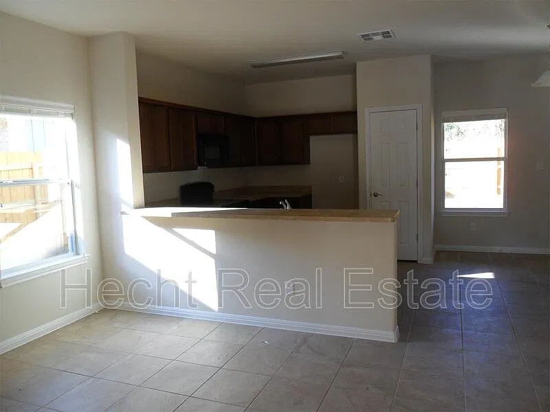 3 bed, 2.5 bath, 1403 sqft, $1,495 — Photo 3