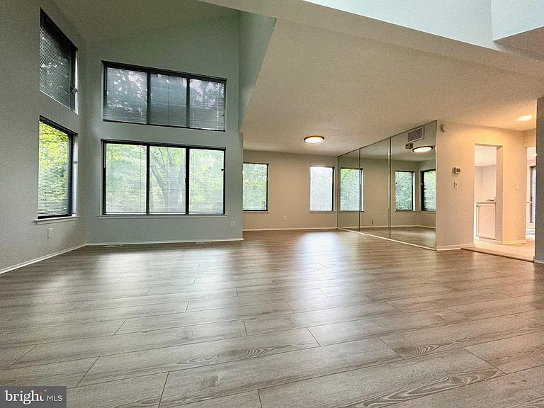 104 Sayre Dr — Photo 18